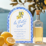 Invitation La Dolce Vita Fête des mariées méditerranéenne<br><div class="desc">La Dolce Vita est un thème de mariée branché qui célèbre le romantisme de l'Italie dans une palette vibrante. Des citrons d'aquarelle doux associés à une belle typographie de script. Arrière - plan est un motif de tuiles méditerranéennes. L'arrière de l'invitation est en jaune toscan solide mais peut être utilisé...</div>
