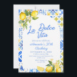 Invitation La Dolce Vita Italien Lemon élégant 30e anniversai<br><div class="desc">Célébrez avec élégance cette élégante invitation d'anniversaire "La Dolce Vita",  idéale pour les anniversaires d'adultes. Doté d'un élégant motif de carreaux méditerranéens en bleu,  blanc et jaune,  de délicates branches de citron et de tons doux neutres,  ce design allie élégance moderne et charme italien.</div>
