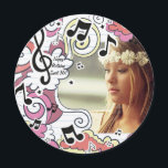 Invitation La musique rose note autour de l'invitation de<br><div class="desc">Rond comme un disque, l'invitation de photo avec des notes de musique de style de bande dessinée, les dessins de nuage et les étoiles sur "composition-a rayé le papier". (Point de gel) Il est facile customiser la carte avec vos mots, options de police, de couleur de police, de papier de...</div>