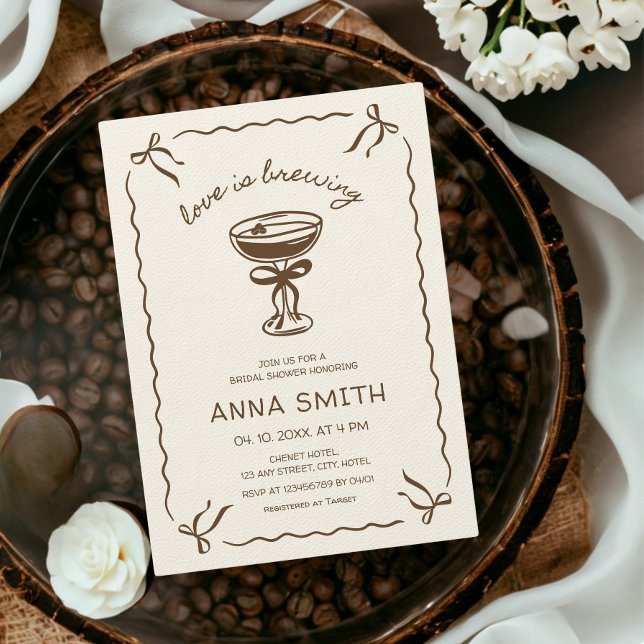 Invitation L'amour brasse du café Espresso Fête des mariées (Love is Brewing Hand Illustrated Coffee Espresso Martini Bow Bridal Shower Invitation)