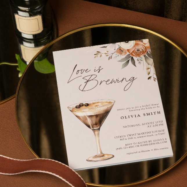 Invitation L'amour brasse la Fête des mariées Espresso Martin (Easily personalize this warm espresso martini bridal shower invitation for  a special celebration)