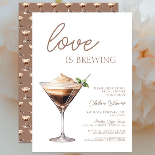 Invitation L'amour brasse la Fête des mariées Espresso Martin (Love is Brewing Espresso Martini Bridal Shower Invitation, Modern Chic Trendy, White Brown, Coffee)