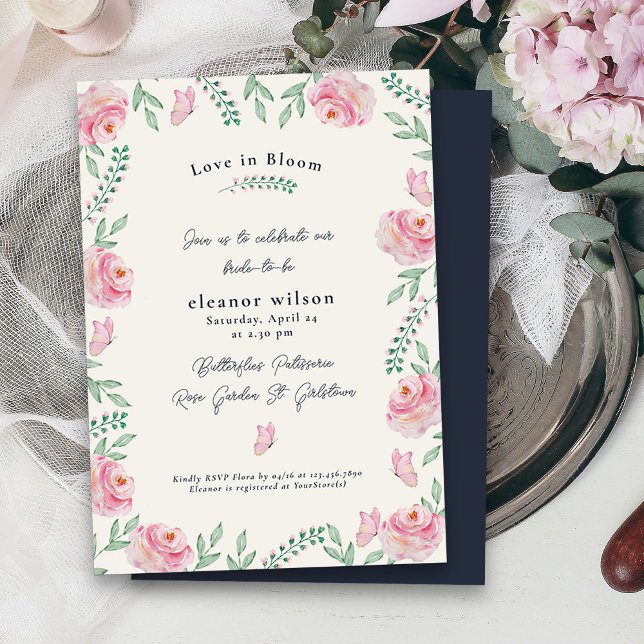 Invitation L'amour dans la Fête des mariées des papillons ros (Love in Bloom Bridal Shower invitation with pretty pink roses and butterflies)
