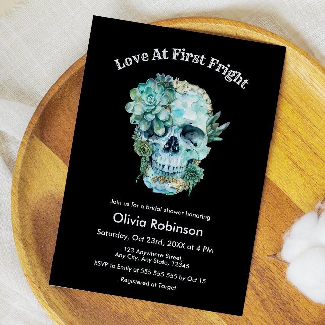 Invitation L'amour du crâne à la première Fête des mariées d' (Skull Love at First Fright Halloween Bridal Shower Invitation )