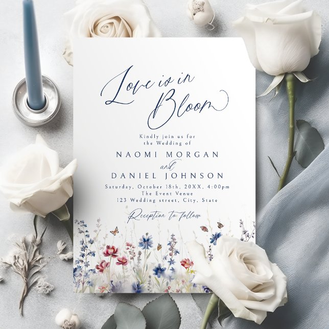 Invitation L'amour est en fleurs Mariage rustique Navy Wildfl (Love is in Bloom Navy Wildflower Rustic Wedding Invitation)