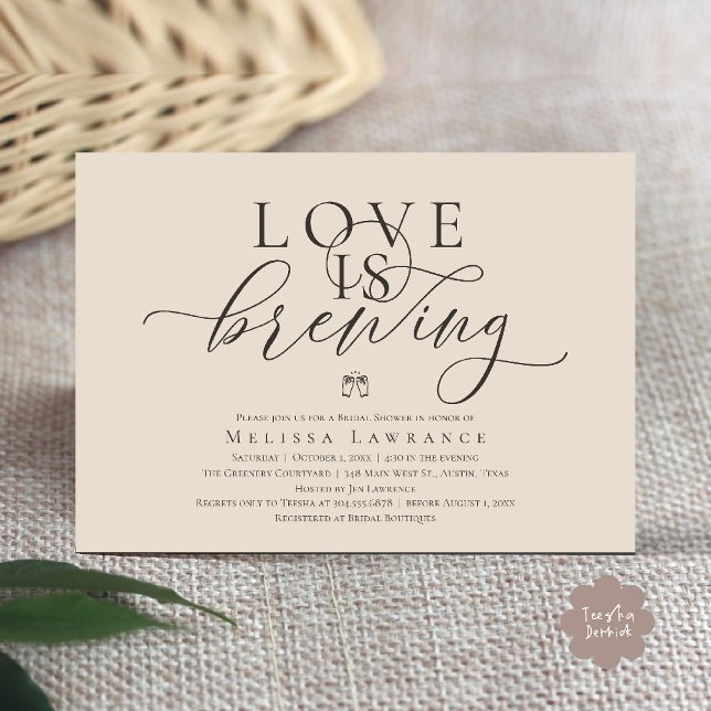 Invitation L'amour est en train de se préparer Élégante Fête  (Love Is Brewing Modern Classy Elegant Script Bridal Shower Invitation Card in Warm Sand Cream)