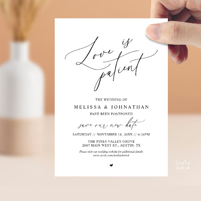Invitation « L'amour est patient » Annonce de report de maria (“Love Is Patient” Wedding Postpone Announcement Date Change Card in Black and White)