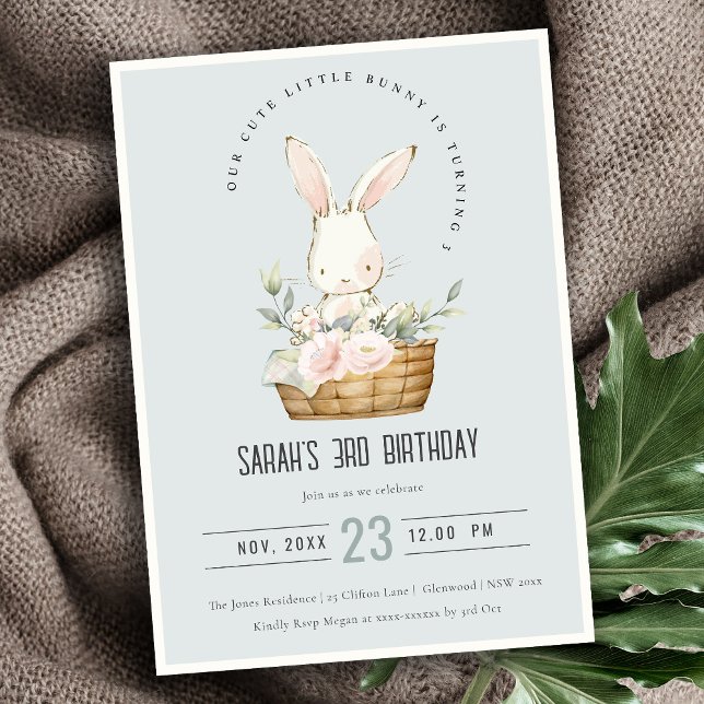 Invitation Lapin Bleu Dusky En Panier Floral Anniversaire de  (Créateur téléchargé)