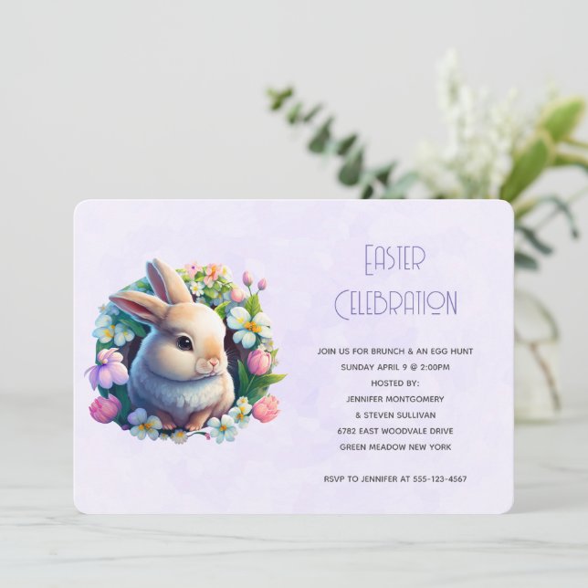 Invitation Lapin de Pâques bébé au milieu de fleurs printaniè (Debout devant)
