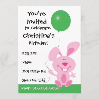 Invitation Lapin rose tenant l'invitation vert d'anniversaire