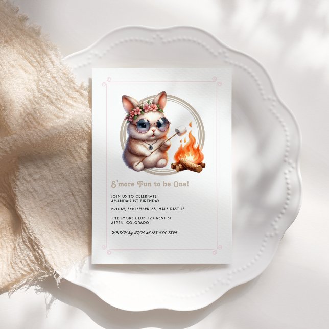 Invitation Lapin « S'more, c'est plus amusant d'être un » Cam (Bunny “S’more Fun to be One” Camping Birthday Invitation)