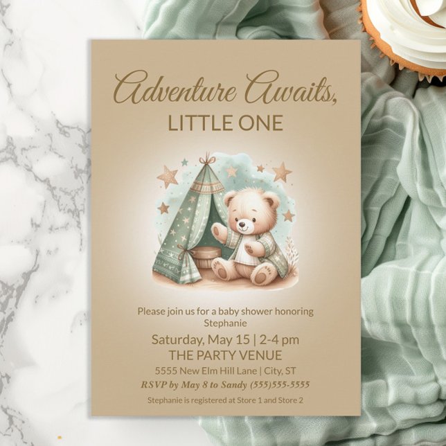 Invitation L'aventure Attend Ours Bébé Unisexe (Teddy bear camping in tent "Adventure Awaits" gender neutral baby shower invitation)