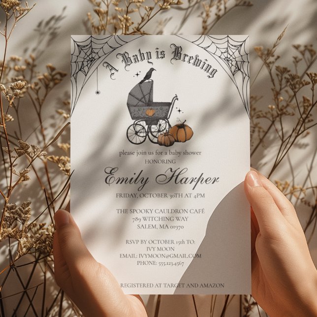 Invitation Le bébé est en train de brasser Baby shower gothiq (Gothic Halloween Baby Shower Invitation in White. Vintage Baby Carriage, Pumpkins, Webs, Raven)
