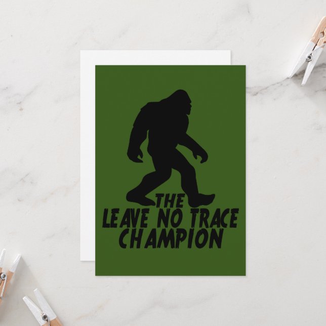 Invitation Le champion de Leave No Trace Bigfoot drôle (Devant/Arrière en situation)