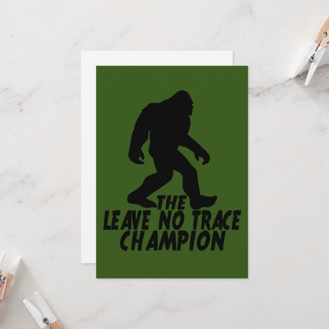 Invitation Le champion Leave No Trace drôle Bigfoot (Devant/Arrière en situation)