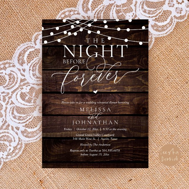 Invitation Le Dîner de Répétition Romantique de la Nuit Avant (The Night Before Forever Romantic Rehearsal Dinner Invitation Card Brown Wood String Lights)