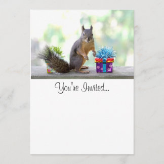 Invitation L'écureuil avec des cadeaux enrobés