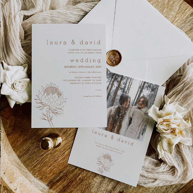 Invitation Ligne minimaliste moderne Mariage Protea tiré (Minimalist Line Art Floral Wedding Invitation, Off White and Brown Floral Art Wedding Invitation)