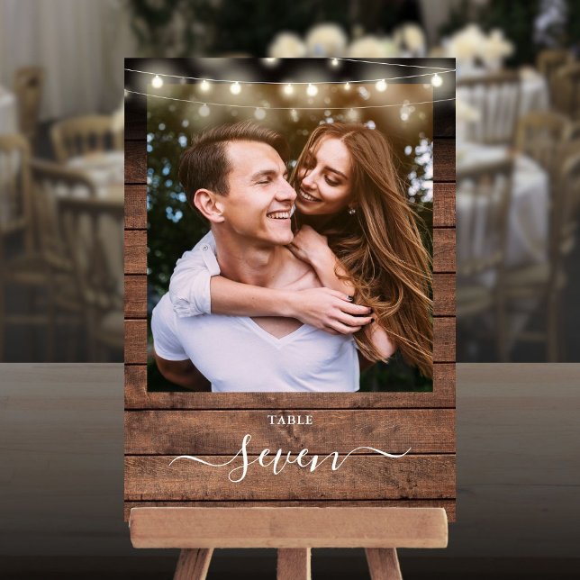 Invitation Lumières à cordes de bois rustique Numéro de la ta (Rustic Wood String Lights Photo Table Number)