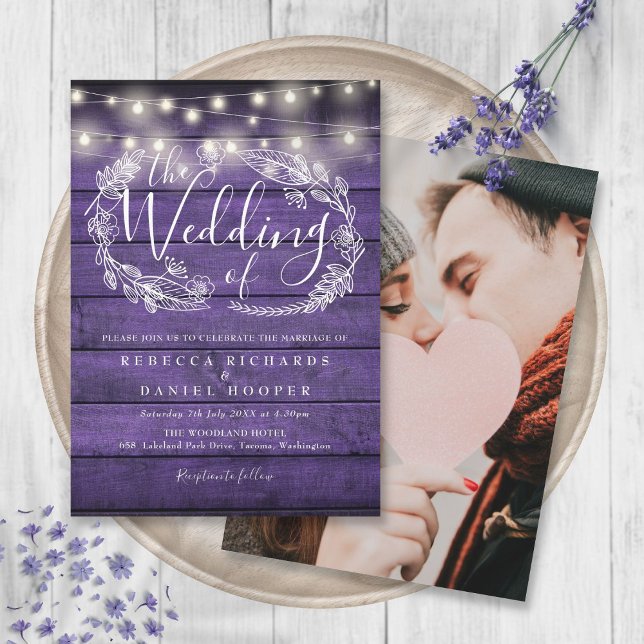 Invitation Lumières à cordes de bois violet rustique Mariage  (Rustic Purple Wood String Lights Photo Wedding Invitation)