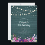 Invitation Lumières à cordes et bois | Fête d'anniversaire Fl<br><div class="desc">Célébrez une journée spéciale avec cette invitation au bois rustique à l'anniversaire fleuri. Ce design présente des lampes à cordes élégantes et un bouquet de fleurs sur un arrière - plan turquoise de texture en bois vert. Vous pouvez customiser le texte à n'importe quel âge ou événement. (30e, 40e, 50e,...</div>