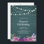 Invitation Lumières à cordes et bois | Fête d'anniversaire Fl<br><div class="desc">Célébrez une journée spéciale avec cette invitation au bois rustique à l'anniversaire fleuri. Ce design présente des lampes à cordes élégantes et un bouquet de fleurs sur un arrière - plan turquoise de texture en bois vert. Vous pouvez customiser le texte à n'importe quel âge ou événement. (30e, 40e, 50e,...</div>