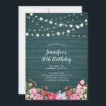 Invitation Lumières à cordes et bois | Fête d'anniversaire Fl<br><div class="desc">Célébrez une journée spéciale avec cette invitation au bois rustique à l'anniversaire fleuri. Ce design présente des lampes à cordes élégantes et un bouquet de fleurs sur un arrière - plan turquoise de texture en bois vert. Vous pouvez customiser le texte et les polices à votre guise. D'autres invitations assorties...</div>