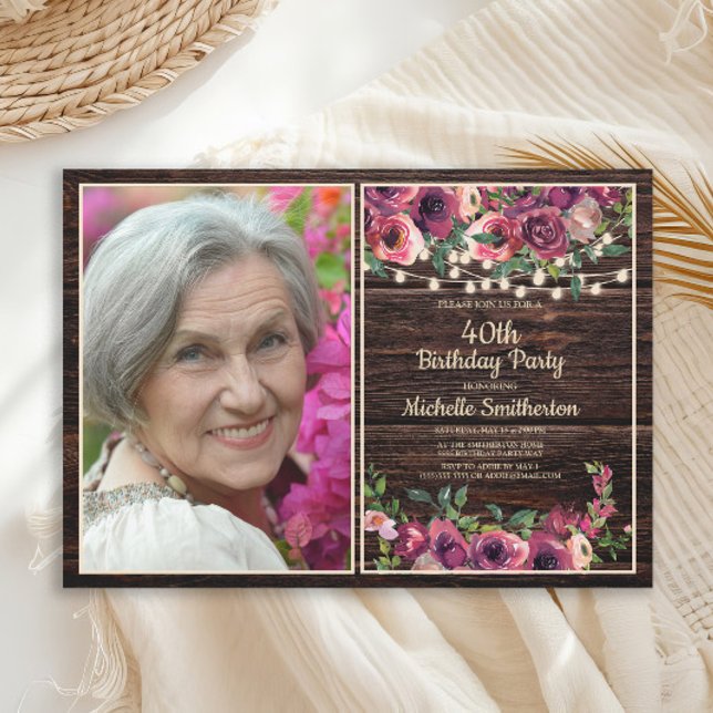 Invitation Lumières de Chaîne Rustiques Fleurs Roses Annivers (Purple flowers on rustic wood photo birthday party invitation)