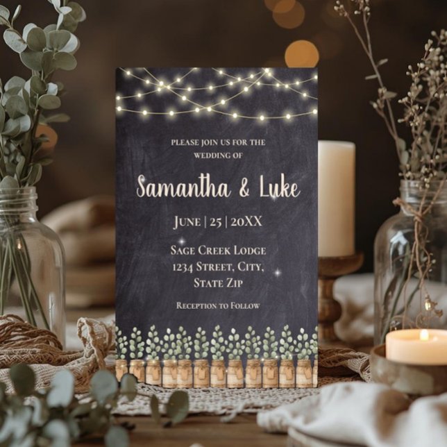 Invitation Lumières rustiques en forme de guirlande avec pot  (Rustic string lights wedding invitation with eucalyptus mason jars and romantic chalkboard design.)