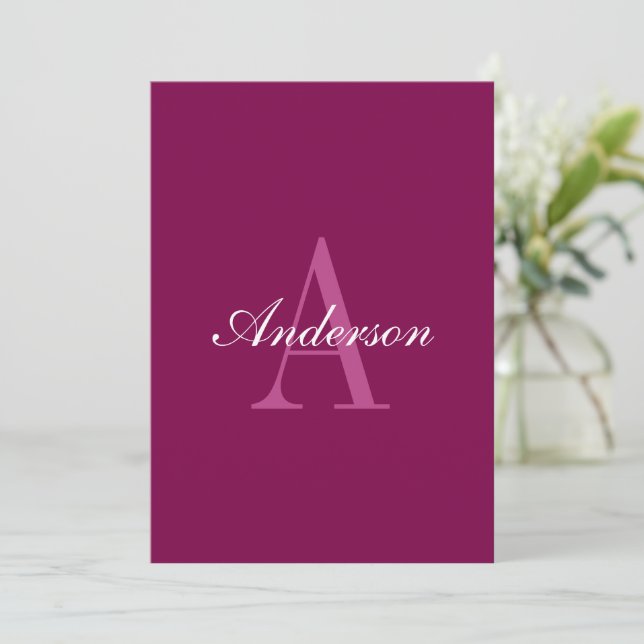 Invitation Magenta Rouge Élégant, Rose & Blanc Nom & Monogram (Debout devant)