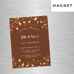 Invitation Magnétique Anniversaire brun or étoiles luxe<br><div class="desc">Arrière - plan marron décoré d'étoiles dorées. Personnalisez et ajoutez un nom et des détails du parti. Le nom est écrit avec un script de style écrit à la main,  des lettres de couleur blanche.</div>