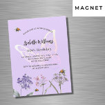 Invitation Magnétique Anniversaire papillon violet fleur sauvage luxe ro<br><div class="desc">Un arrière - plan violet,  couleur lavande. Décoré d'abeilles et de fleurs sauvages peints en violet et rose et d'un grand papillon. Personnalisez et ajoutez un nom et des détails du parti.</div>