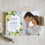 Invitation Magnétique Aquarelle Citron Méditerranée Photo Enregistrer la<br><div class="desc">Annoncez votre journée spéciale avec notre photo personnalisable Save the Date aimnet, avec un cadre d'aquarelle vibrant de citrons frais. Cette aquarelle mêle les tons jaunes gais des citrons à l'élégance d'un carrelage marocain blanc, bleu et jaune, créant un style méditerranéen. Le design mêle magnifiquement agrumes rustiques et motifs de...</div>