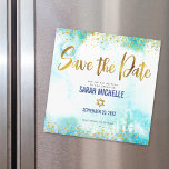 Invitation Magnétique Bat mitzvah Date de sauvegarde Gold Turquoise Aqua<br><div class="desc">Assurez-vous que tous vos amis et parents pourront célébrer le Bat mitzvah de votre fille! Envoyez ce faux feuillet et points de parties scintillant en or brillant, moderne et étonnant, et un script de typographie contre un arrière - plan d'aquarelle bleu turquoise, personnalisé "Save the Date" carte faire-part magnétique. Personnalisez...</div>