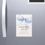 Invitation Magnétique Blue bow crème beige élégant Sweet 16 luxe<br><div class="desc">Arrière - plan beige clair,  crème,  décoré d'un grand arc bleu clair. Personnalisez et ajoutez un nom et des détails du parti.</div>