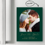 Invitation Magnétique Boho Photo Arch Emerald Green Gold Enregistrer la<br><div class="desc">Cette carte magnétique simple et minimaliste Save the Date présente une photo en arc au-dessus des mots "Save the Date" dans un élégant script d'écriture manuscrite couleur or,  suivi des noms du couple,  date mariage et ville en sans serif police sur un arrière - plan vert émeraude.</div>