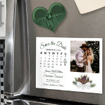 Invitation Magnétique Calendrier et photo Rustique Pinecones Enregistrer<br><div class="desc">Cette belle carte magnétique est une merveilleuse façon de faire connaître à vos amis et votre famille la date de sauvegarde pour votre prochain mariage. Le design rustique se compose d'un ensemble de pinecones aquarelles peintes à la main et de branches de pin. Le côté gauche de la carte est...</div>