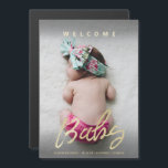 Invitation Magnétique Chic Welcome Baby Gold Brush Script avec photo<br><div class="desc">Chic et moderne Welcome Baby in Gold Brush Script Le lettrage est simple, tendance et élégant, faire toute photo frappant avec le dégradé foncé de l'ombre qui met en évidence le texte, et or main lettré, écriture brossée look. Personnalisez-le avec votre image personnalisée de votre bébé garçon ou fille. Montré...</div>