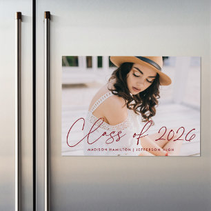 Invitation Magnétique Classe de Burgundy Script Photo Graduation 2025