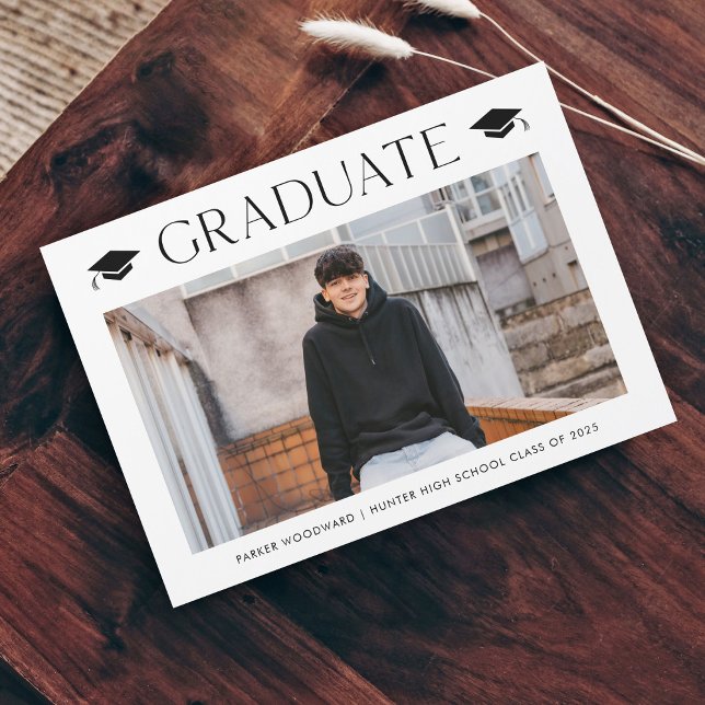 Invitation Magnétique Diplôme photo simple (Simple black and white cap photo graduation announcement magnetic card.)