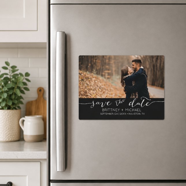 Invitation Magnétique Événement à retenir écriture manuscrite noire (Elegant black save the date magnet featuring romantic handwritten script typography)