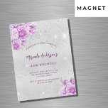 Invitation Magnétique Jour d'anniversaire de luxe de fleurs violet rose<br><div class="desc">Un arrière - plan à l'aspect faux argenté avec des étincelles faux argentées et des fleurs roses et violettes. Personnalisez et ajoutez un nom et des détails du parti.</div>