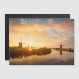 Invitation Magnétique Lever de soleil sur les moulins à vent et une riv