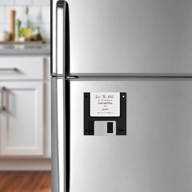 Invitation Magnétique Minimal Enregistrer La Date Rétro Funny Mariage (
Capture nostalgia with our cute retro floppy disk Save the Date, a unique tribute to timeless love.)