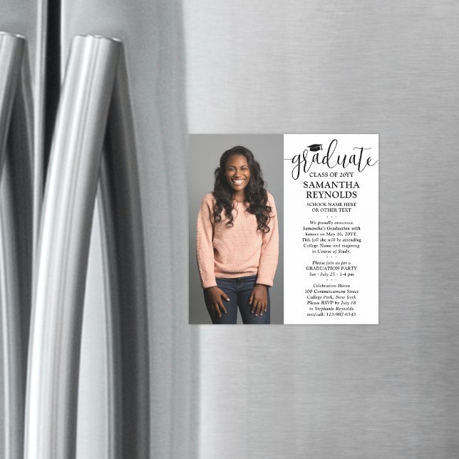 Invitation Magnétique Moderne Script Graduate 1 Carré photo Graduation (Créateur téléchargé)
