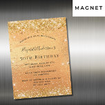 Invitation Magnétique Parties scintillant d'or d'anniversaire<br><div class="desc">Pour une soirée d'anniversaire élégante de 50ème (ou tout âge). Un arrière - plan d'apparence or. Décoré de faux parties scintillant. Personnalisez et ajoutez un nom et des détails du parti. Le nom est écrit avec un script de style manuscrit</div>