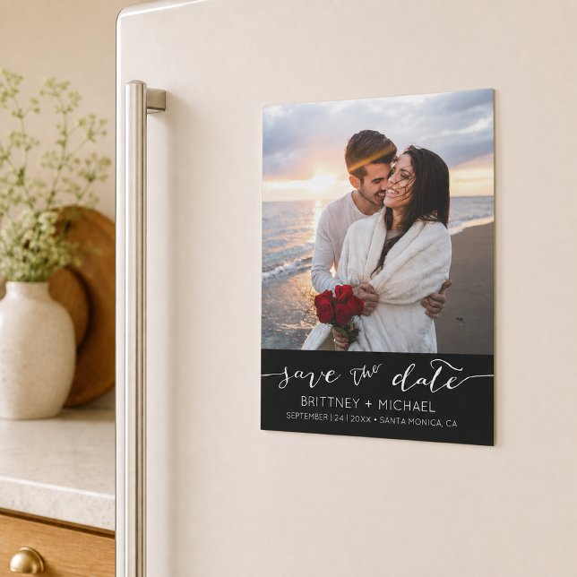Invitation Magnétique Photo Moderne Noir Simple Save the Date (Announce your wedding with this custom photo save the date design. )