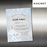Invitation Magnétique Sweet 16 argent bleu scintille de fête luxe<br><div class="desc">Pour un élégant Sweet 16, 16e anniversaire. Un arrière - plan faux argenté. Décoré de parties scintillant en faux bleu, d'étincelles et d'une robe pour une fête d'hiver à thème des merveilles. Personnalisez et ajoutez un nom, un âge et des détails de la fête. Le nom est écrit avec un...</div>