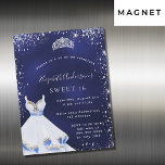 Invitation Magnétique Sweet 16 bleu argent robe parties scintillant tiar<br><div class="desc">Une invitation magnétique moderne, élégante et glamour pour une Soirée Sweet 16, 16ème anniversaire. Un arrière - plan bleu nuit avec de la poussière de parties scintillant en faux argent, une tiare et une robe. La couleur bleue est inégale. Le nom est écrit avec un script de style moderne écrit...</div>
