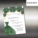 Invitation Magnétique Sweet 16 couleur vert émeraude robe luxe floral<br><div class="desc">Une invitation moderne, élégante et glamour pour une fête Sweet 16, 16e anniversaire. Sur le devant : Un arrière - plan blanc avec de la poussière de parties scintillant en faux vert, une robe vert émeraude et des roses verts, des fleurs. Le nom est écrit avec un script de style...</div>